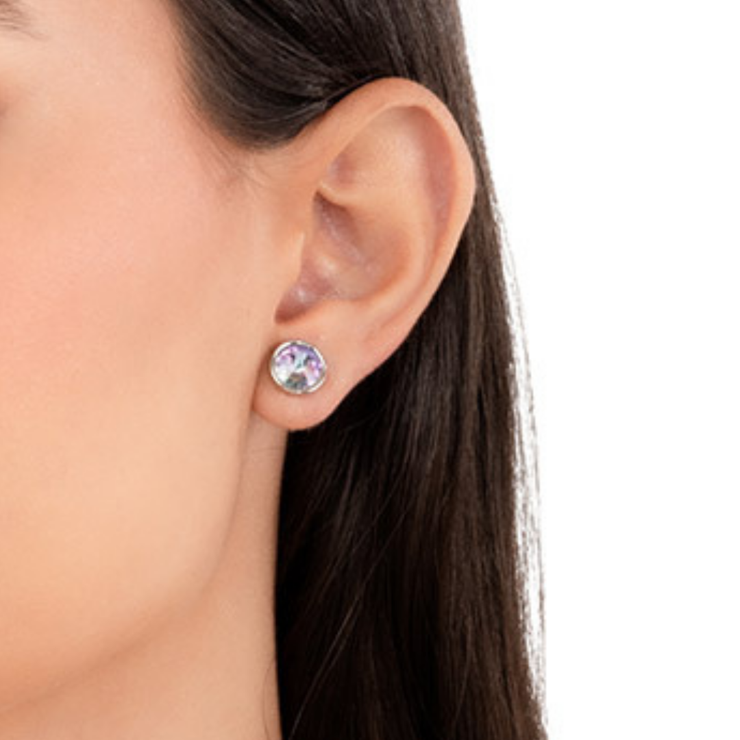 Aretes con diseño violeta iridiscente