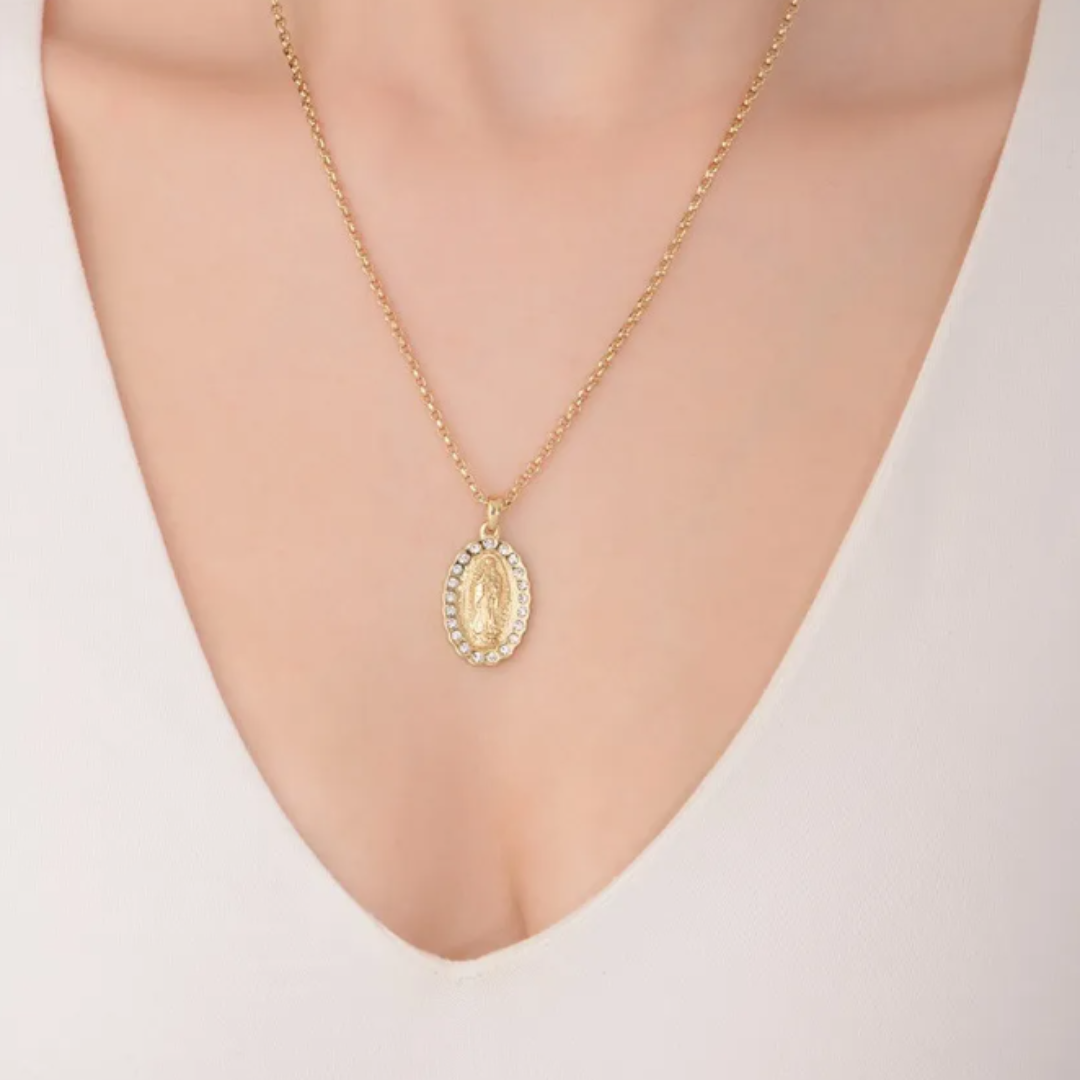 Collar medalla calada con Virgen de Guadalupe y piedras alrededor