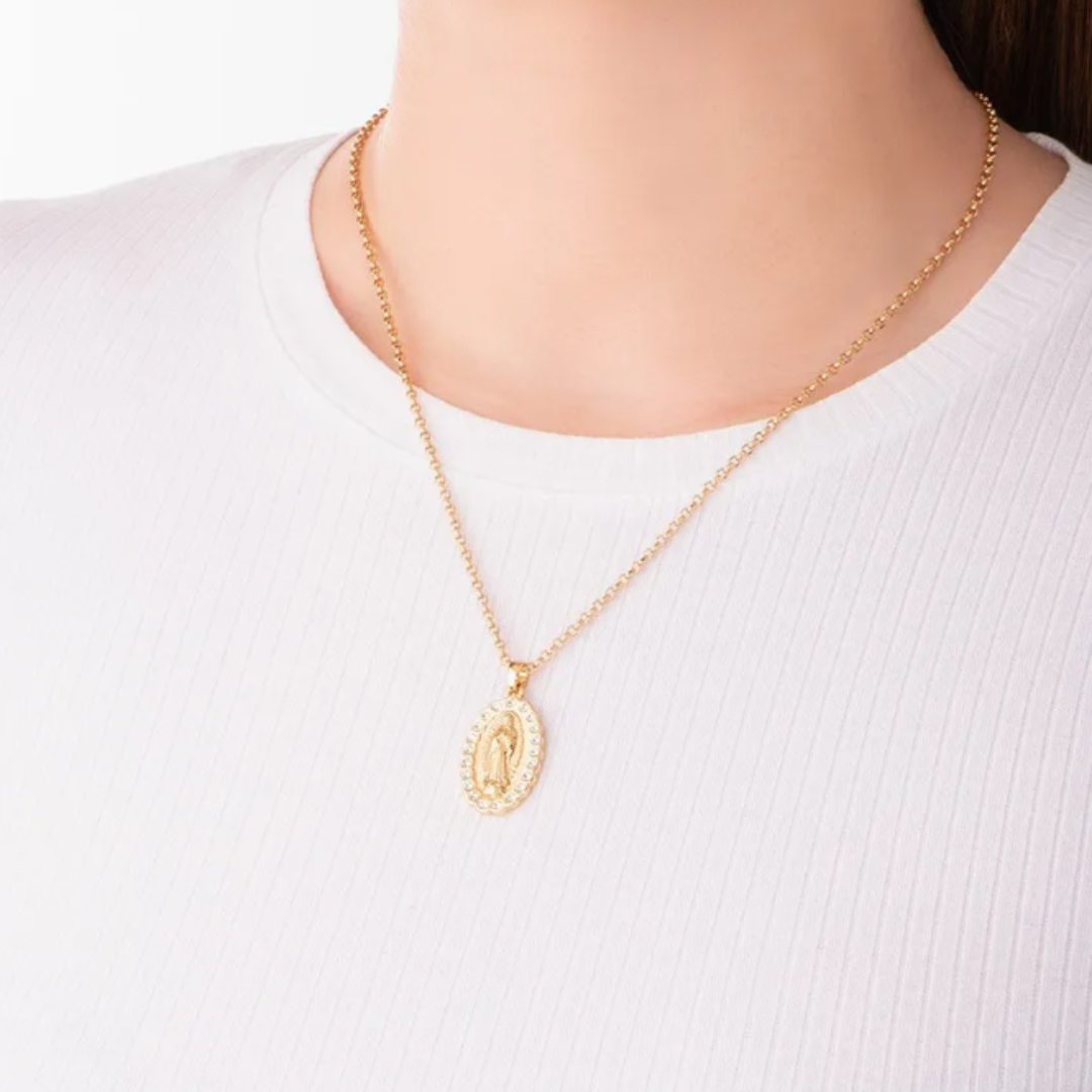 Collar medalla calada con Virgen de Guadalupe y piedras alrededor
