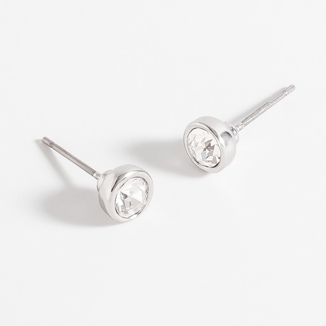 Aretes con piedra en tono cristal