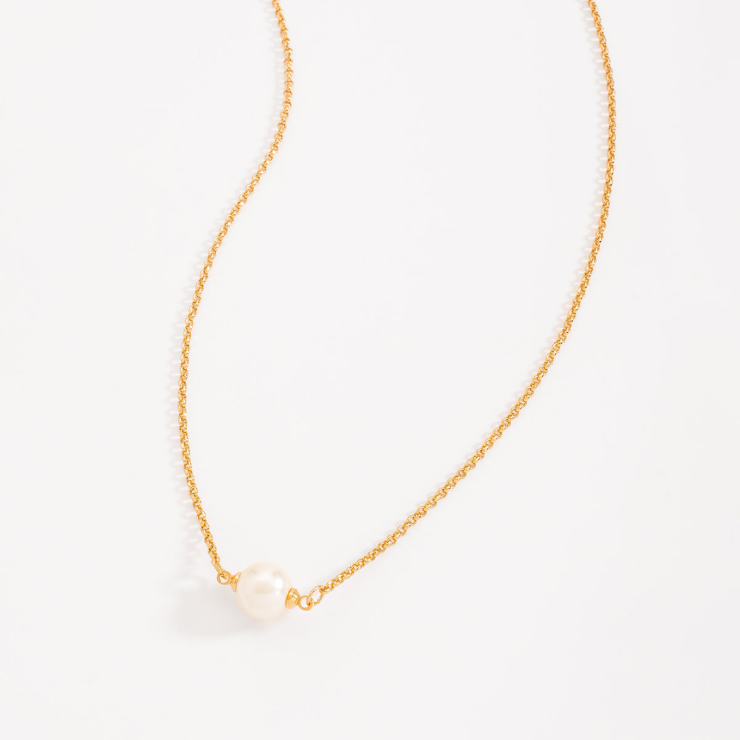 Collar en baño de oro con perla en solitario tono crema