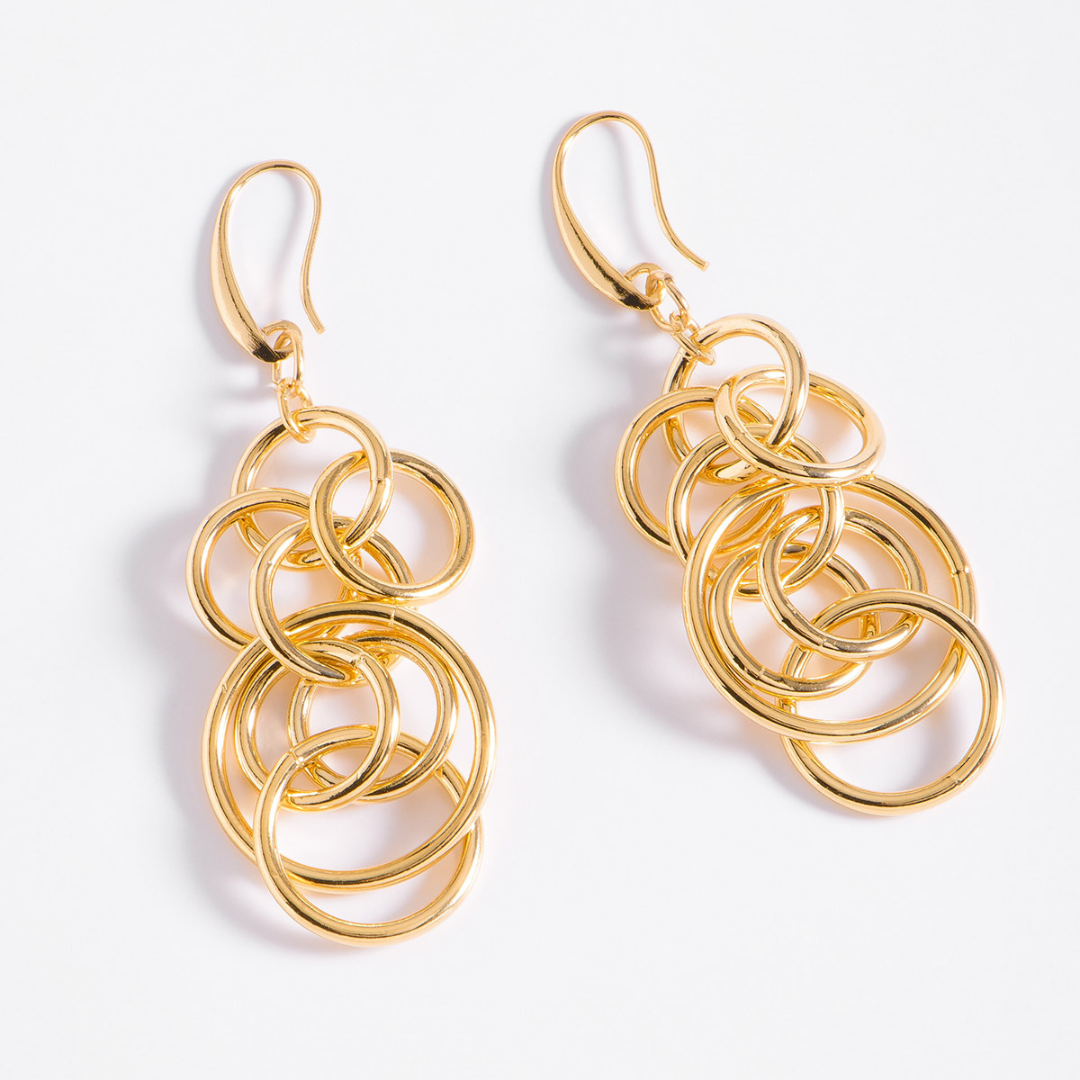 Aretes en baño de oro con aros colgantes entrelazados