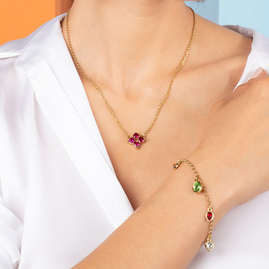 Collar con dije de corazones fucsia