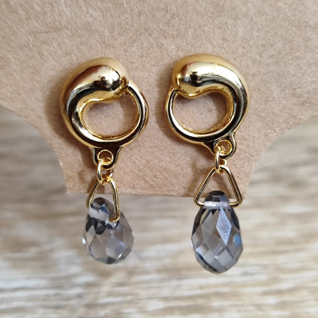 Aretes dorados con cristal gris