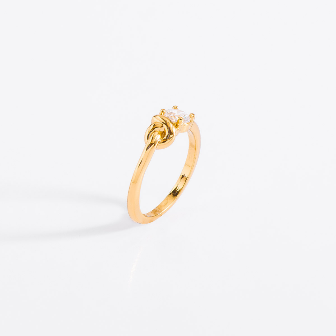 Anillo con piedra redonda y nudito