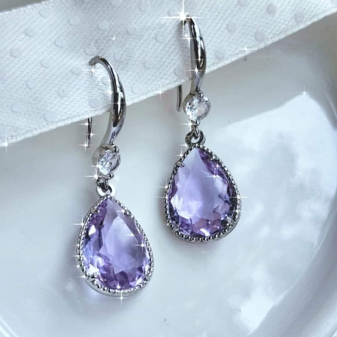 Aretes largos con piedras violetas
