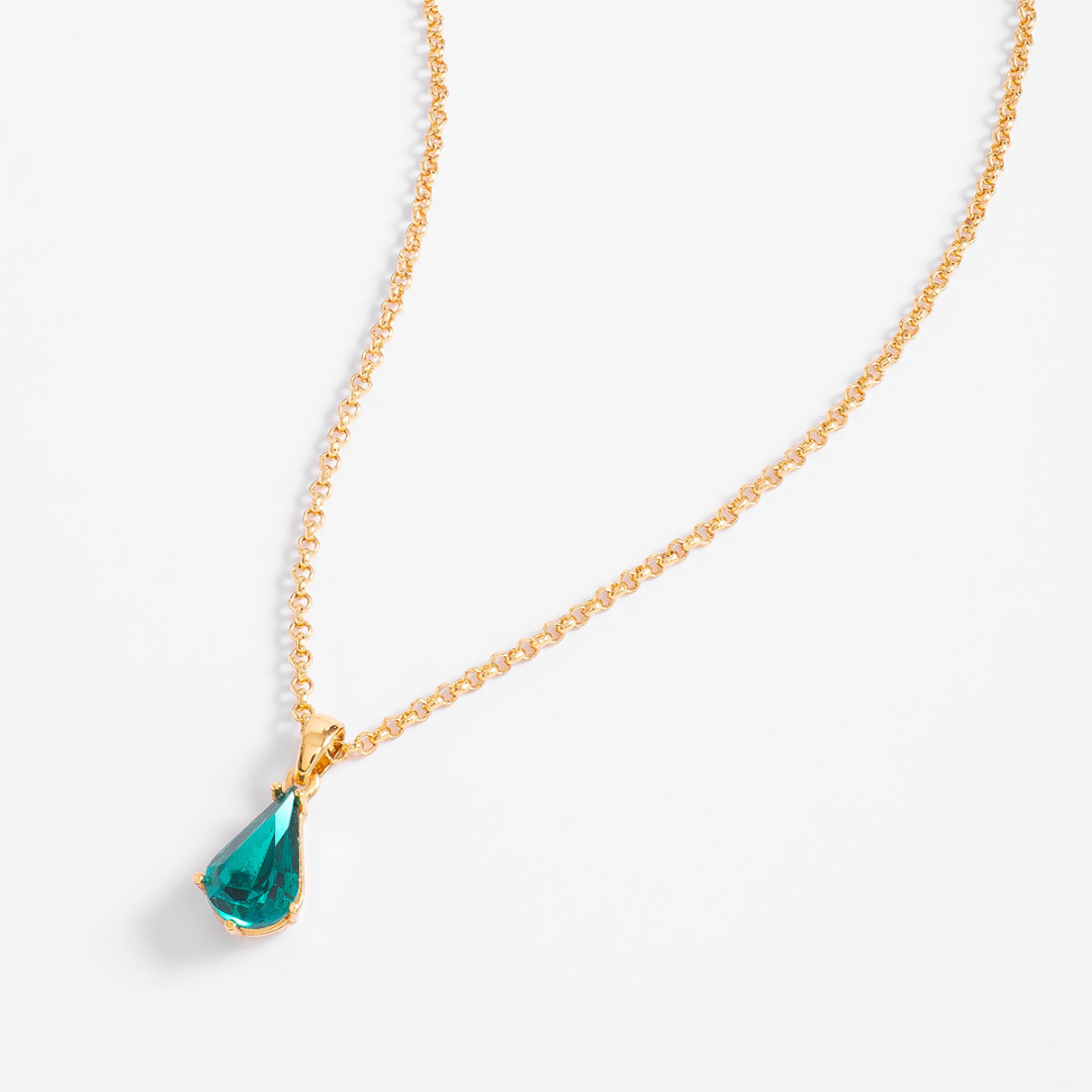 Collar con dije de cristal verde esmeralda en forma de gota y baño de oro