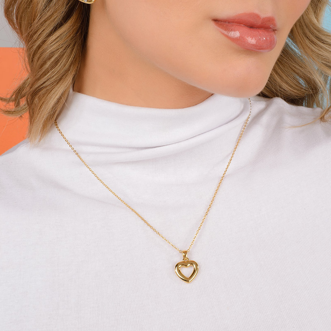 Collar con dije de corazón calado