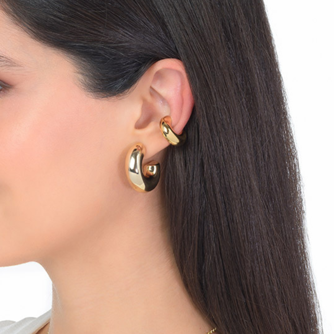 Aretes chunky en baño de oro forma curva diseño pulido