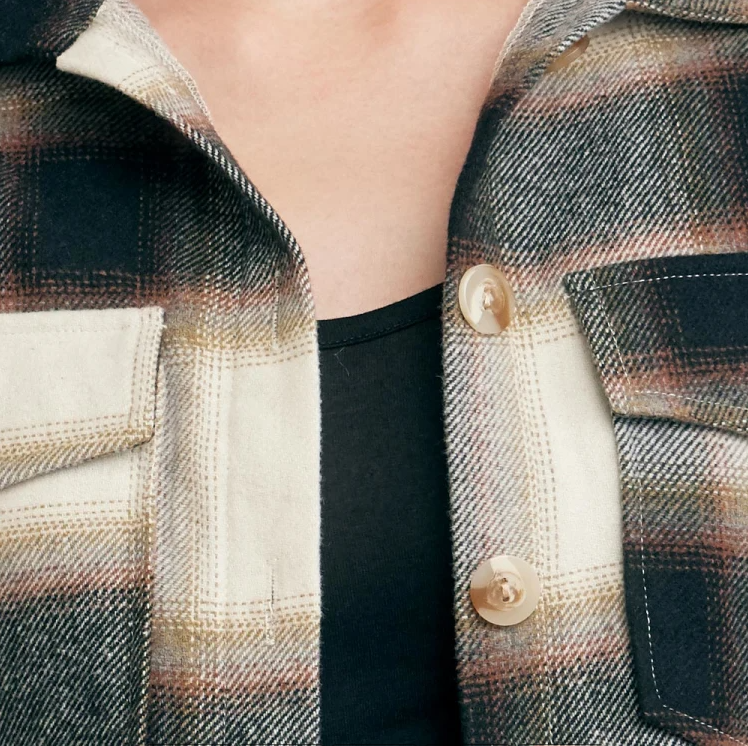 Camisa Corta de Franela a Cuadros "Shacket" en Tonalidades Neutras – Estilo Casual y de Moda