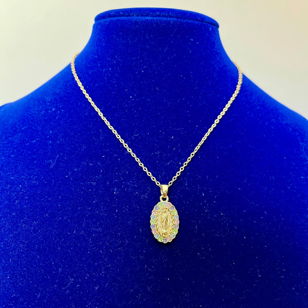 Collar con dije Virgen de Guadalupe y piedras de colores