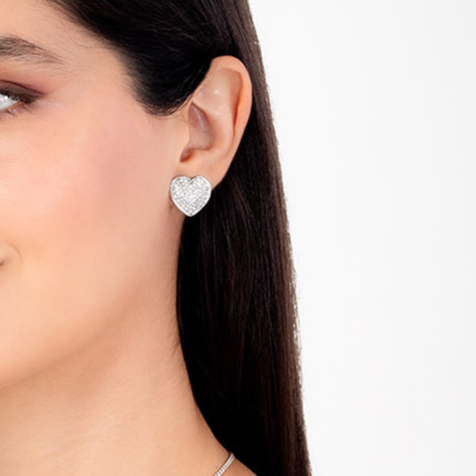 Aretes forma de corazón y toque brillante