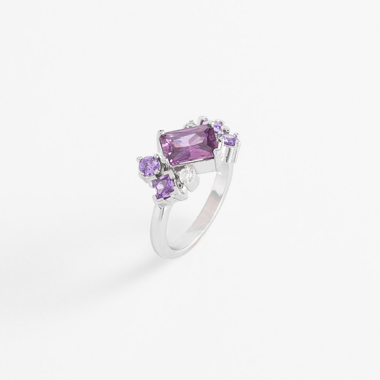 Anillo en baño de platino con cristal corte diamante tono morado