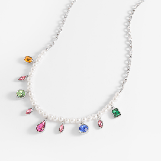 Collar de perlas tono crema con dijes de colores