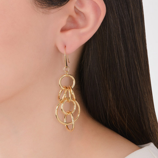 Aretes en baño de oro con aros colgantes entrelazados