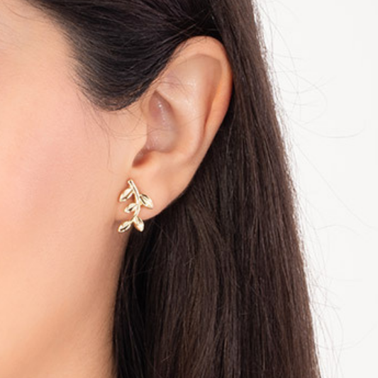 Aretes en baño de oro con diseño de ramita y hojas