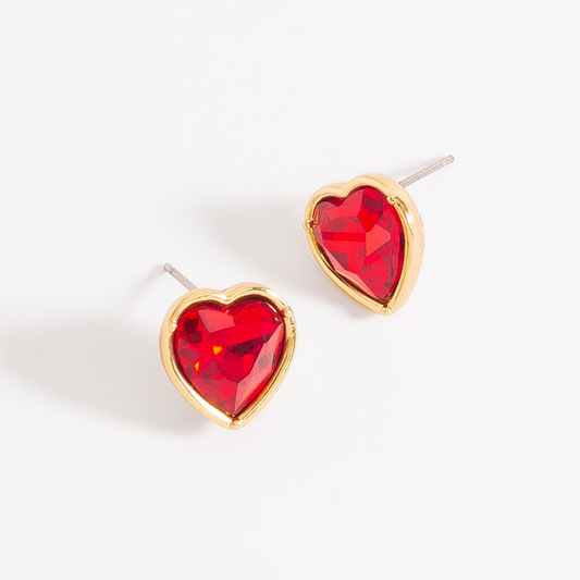 Aretes corazón con piedra en color rojo en baño de oro elegantes y únicos