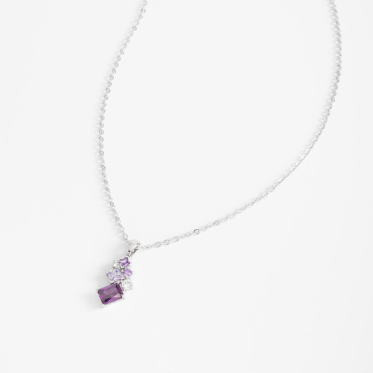 Collar en baño de platino con dije en cristal tono morado
