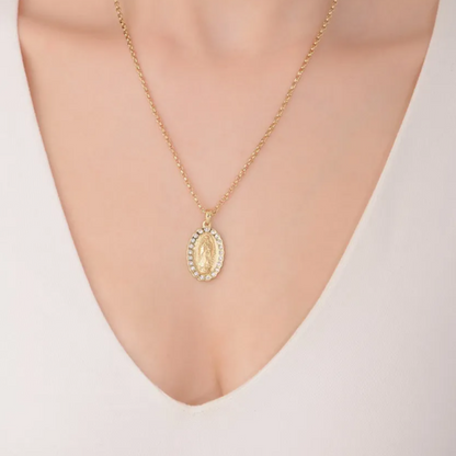 Collar medalla calada con Virgen de Guadalupe y piedras alrededor