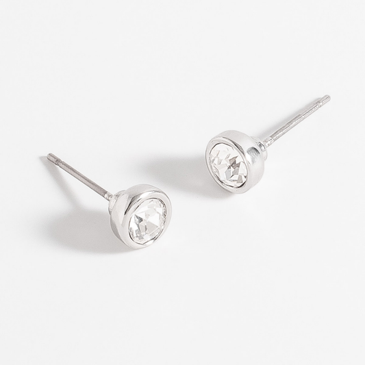 Aretes con piedra en tono cristal