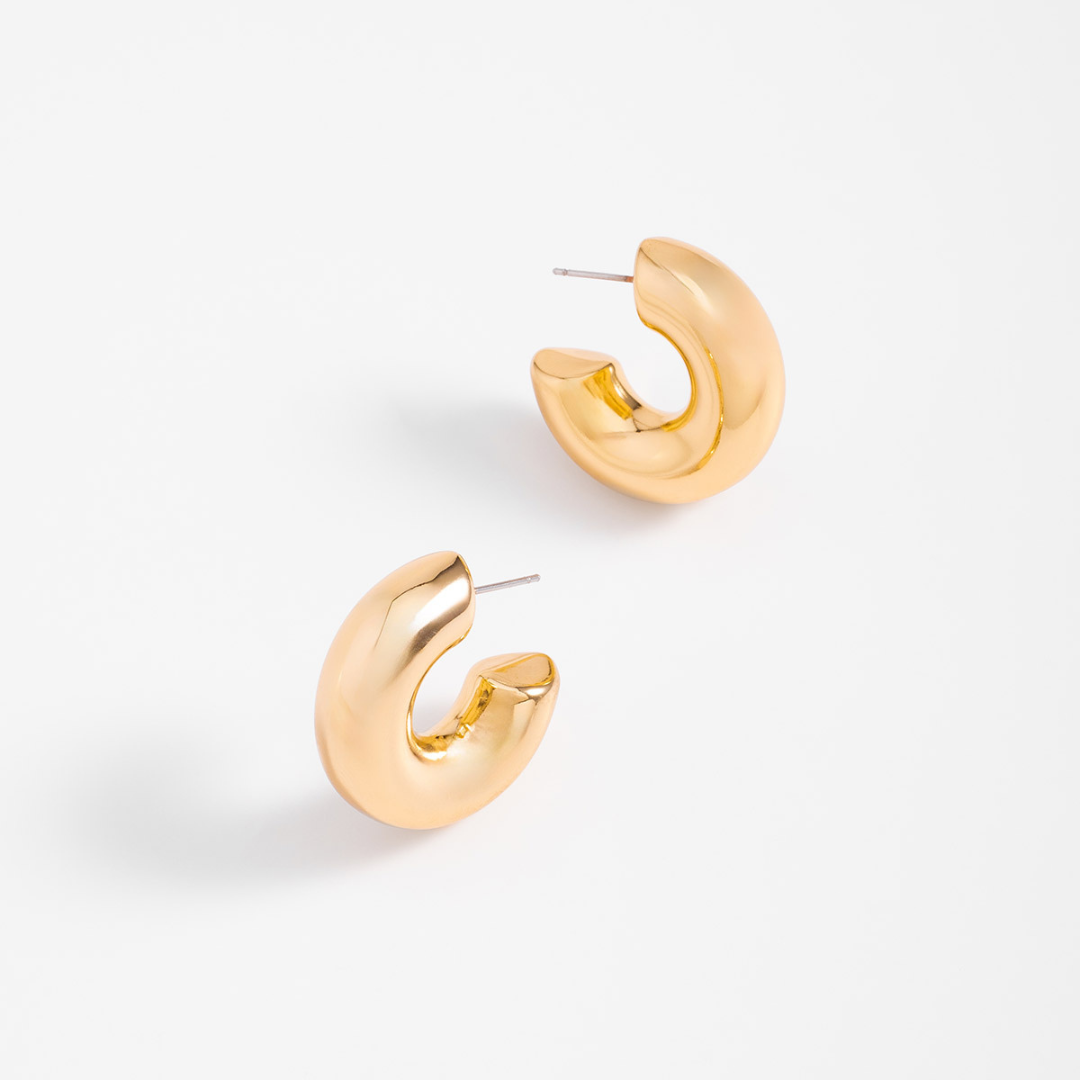 Aretes chunky en baño de oro forma curva diseño pulido