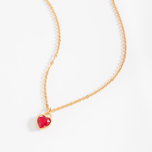 Collar con dije de corazón piedra en color rojo en baño de oro