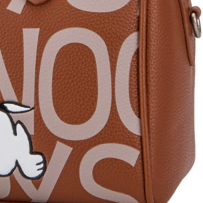 Bolsa tipo satchel con diseño icónico