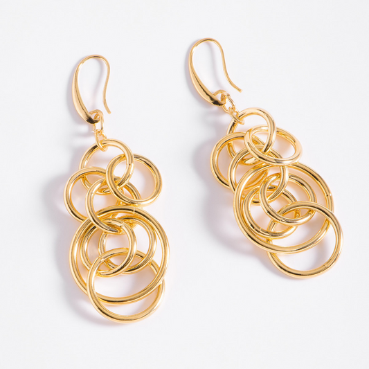 Aretes en baño de oro con aros colgantes entrelazados