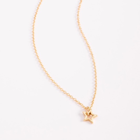 Collar en baño de oro con dije estrella calada moderna