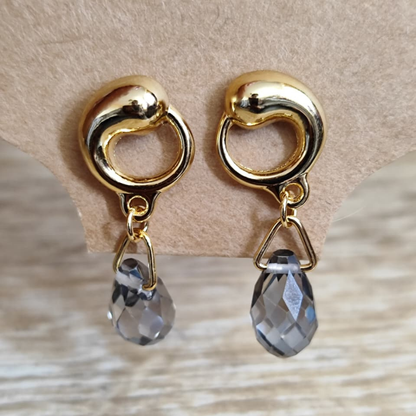 Aretes dorados con cristal gris