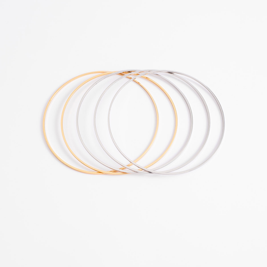 Set de pulseras delgadas en dos tonos