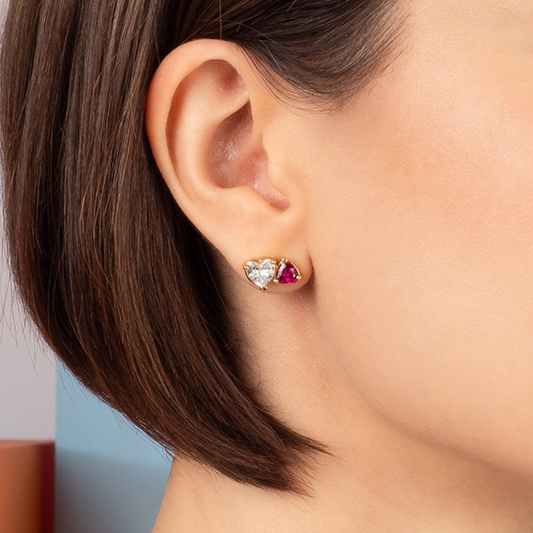 Aretes en forma de corazón y cristales en dos tonos