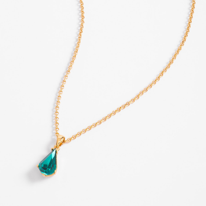 Collar con dije de cristal verde esmeralda en forma de gota y baño de oro