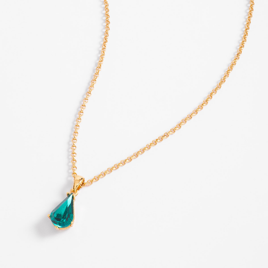 Collar con dije de cristal verde esmeralda en forma de gota y baño de oro