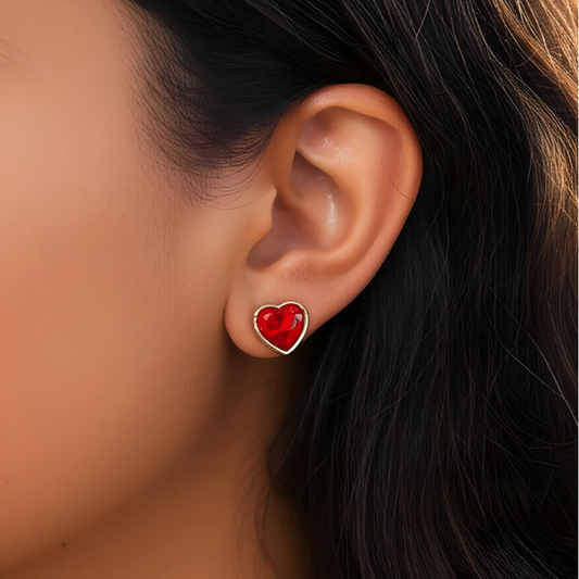 Aretes corazón con piedra en color rojo en baño de oro elegantes y únicos