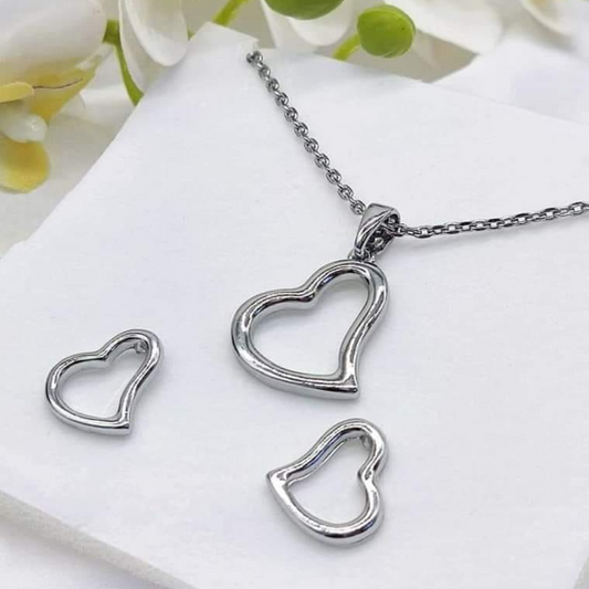 Set de collar y aretes de corazón en platino