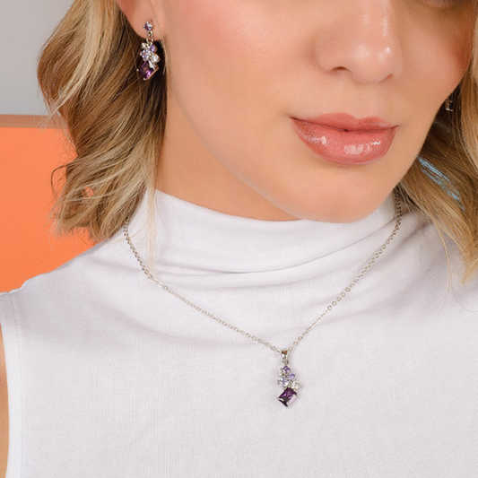 Collar en baño de platino con dije en cristal tono morado