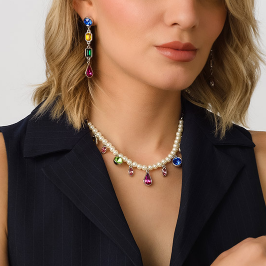 Collar de perlas tono crema con dijes de colores