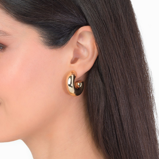 Aretes chunky en baño de oro forma curva diseño pulido