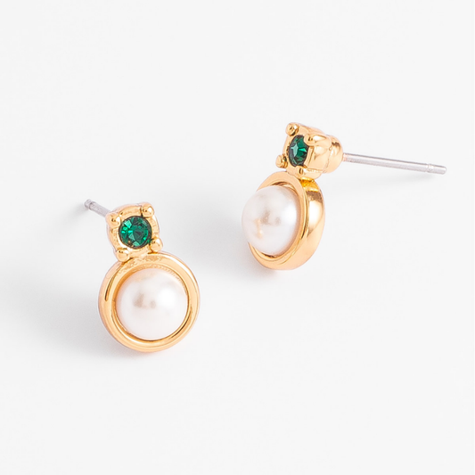 Aretes con perla tono crema y piedra en tono verde