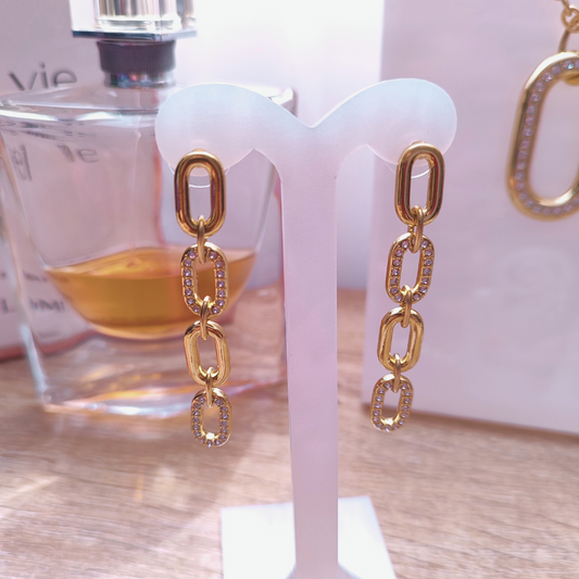 Aretes largos con eslabones y toque brillante