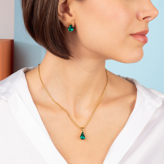 Collar con dije de cristal verde esmeralda en forma de gota y baño de oro