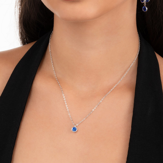 Collar en baño de platino con dije y piedra toque brillante