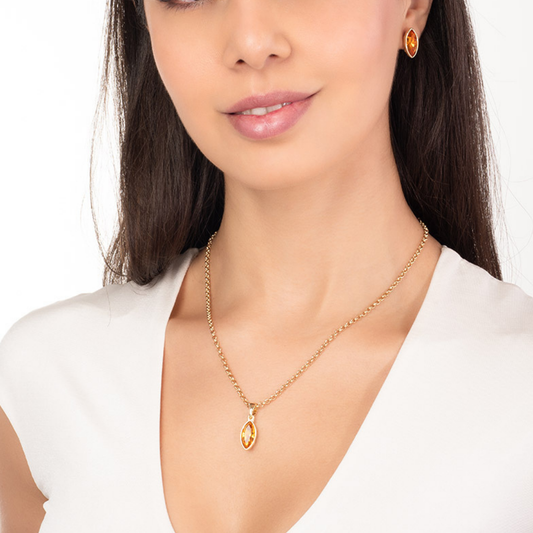Collar en baño de oro con dije de piedra en tono ámbar