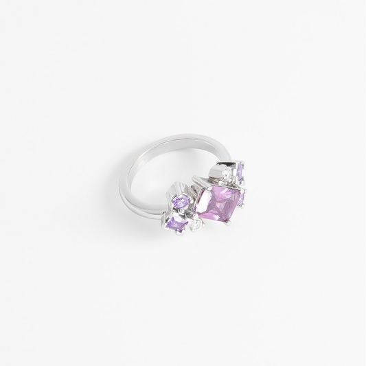 Anillo en baño de platino con cristal corte diamante tono morado