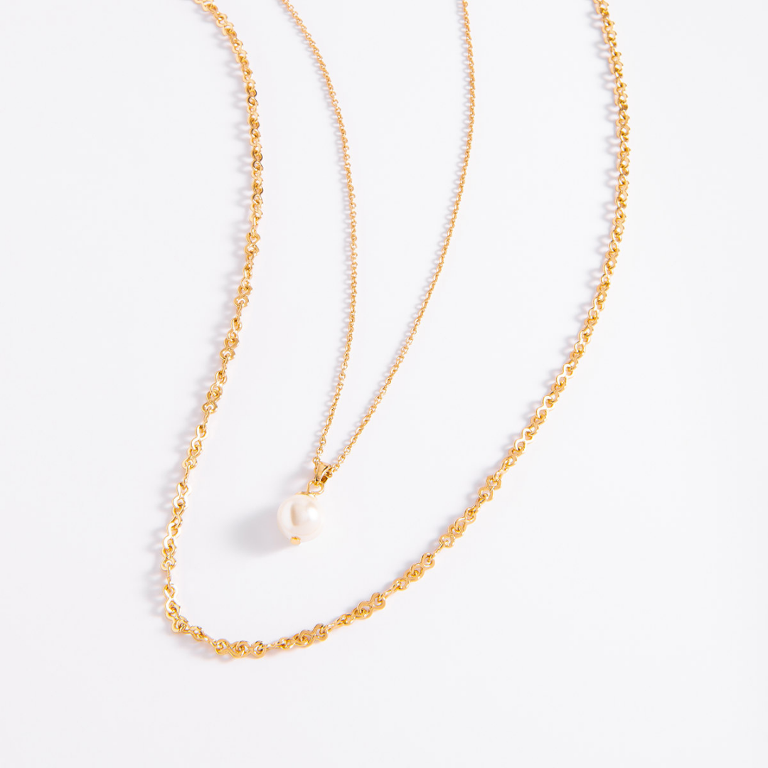 Collar en baño de oro con doble cadena y perla tono crema